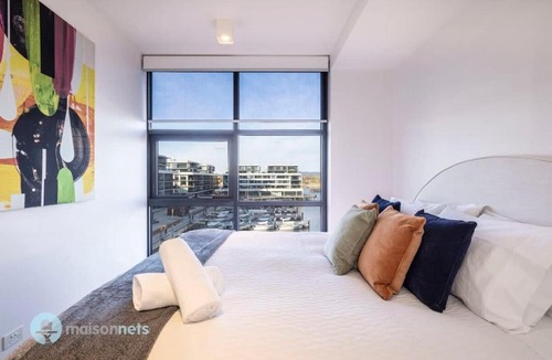 Kingston Apartment | Large Modern 2 Bdrm Apt, Water Views, 2x Car Spots