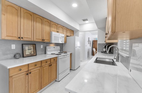 Santa Barbara Estates Apartment | Large Poolside 1 bedroom with laundry
