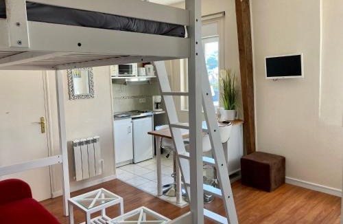 Arromanches-les-Bains Apartment | Le 22 - Studio 4p Proche Mer & Vue Bourg
