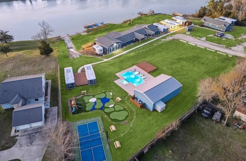 Highlands Apartment | Le Bateau 2 - A Unique Stay by San Jacinto River
