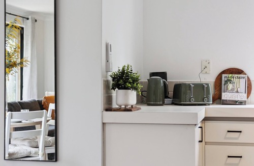 North Perth Apartment | Leafy courtyard Pet friendly Free parking