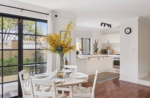 North Perth Apartment | Leafy courtyard Pet friendly Free parking