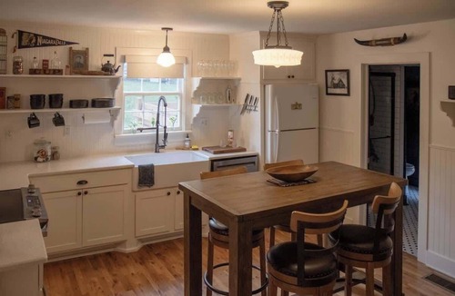 Leipers Fork House | Leipers Fork Bungalow | Hot Tub & Firepit