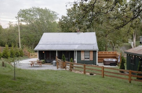 Leipers Fork House | Leipers Fork Bungalow | Hot Tub & Firepit