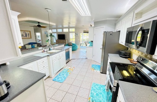Weeki Wachee Gardens House | Limited-Time Discount at Paddle Paradise: Jacuzzi, Kayaks & Sauna