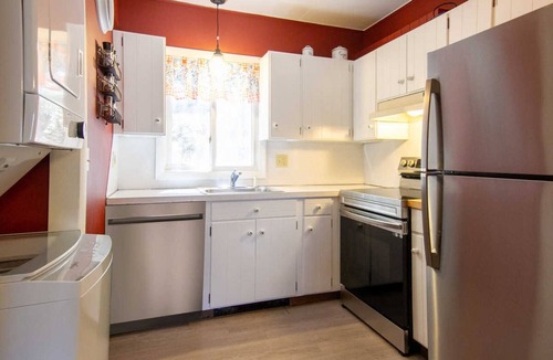 Stratton Mountain House | Location off Stratton Mt Rd! Spacious Pet & Family Friendly Townhouse: 5 BR/3BA