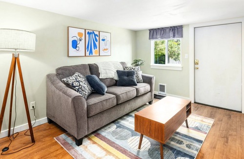 Southeast Magnolia Apartment | Loftium | Fabulous & Chic Guest Suite in Magnolia!