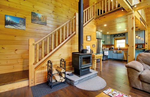 Londonderry Cabin | Londonderry Chalet w/Deck, Fire Pit & Views!