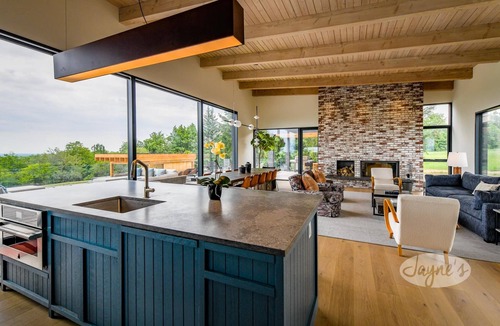 Creemore House | Lovely 5bdrm 3bath modern home in Creemore!