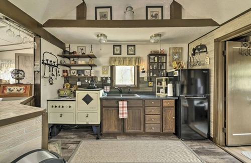 St. Charles Apartment | Lovely Couples Escape on Mississippi River!