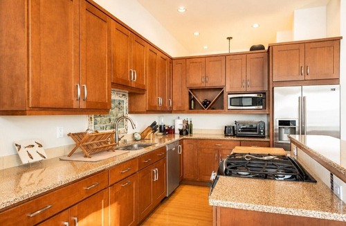 Langley Villa | Luxe Beachfront Condo in the heart of Langley