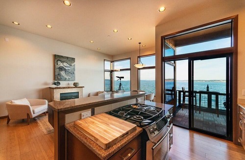 Langley Villa | Luxe Beachfront Condo in the heart of Langley