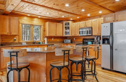 West Hartford House | Luxe Log Cabin, Summer Comfort - Cabin Fever