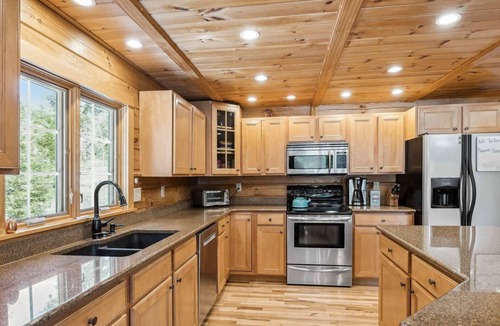 West Hartford House | Luxe Log Cabin, Summer Comfort - Cabin Fever