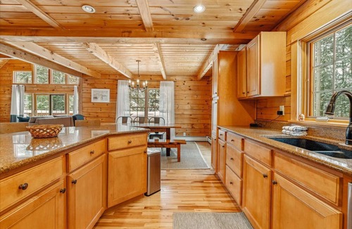 West Hartford House | Luxe Log Cabin, Summer Comfort - Cabin Fever