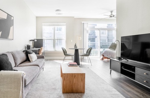 Riverside Apartment | Luxe Riverside Studio w/ Gym & W/D, nr Lady Bird Lake, by Blueground