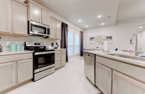 Leon Junction Apartment | Luxurious Spacious Retreat in Temple