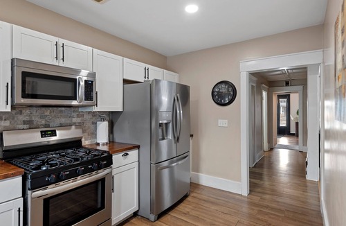Springfield House | Luxury 6BR Retreat with Fire Pit Sleeps 12