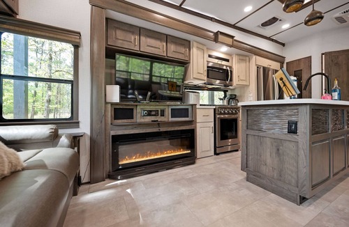 Hochatown Cabin | Luxury Camper- Off campsite- private deck w/Hot Tub