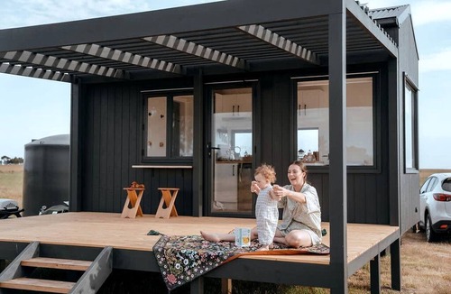 Skipton Cabin | Magical Tiny House with Amazing Stargazing and Deck in Victoria