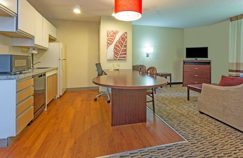 Wheeling Hotel | MainStay Suites Northbrook Wheeling