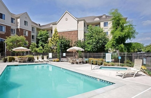 Vancouver Hotel | Make Your Trip More Enjoyable! Near Orchards Park West, Free Breakfast, Pool!