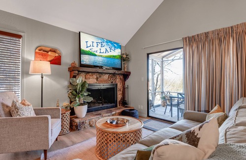 Lake of the Ozarks Ski Chalet | MARGARITAVILLE RESORT Tan-Tar-A LAKEFRONT 3BD 3bath-NEW SPA kayaks & fireplace!