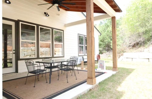 Bastrop House | Master suite/Soaking Tub/Spacious Kitchen
