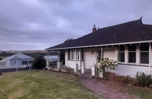 Casterton House | Maxwell Cottage - Casterton, VIC