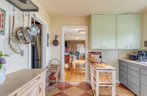Maxwelton Cottage | Maxwelton Aerie Bluffside Retreat w/Sweeping Puget Sound Views + Firepit
