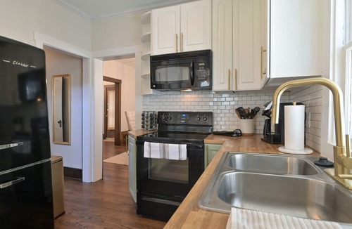 Midtown Crossing House | Midtown Manor: Full Kitchen + A/C + Backyard + Washer & Dryer