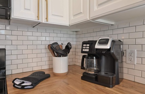 Midtown Crossing House | Midtown Manor: Full Kitchen + A/C + Backyard + Washer & Dryer