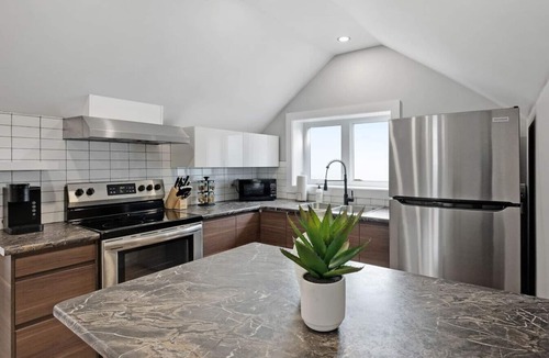 Welland Apartment | Modern 1 Bdrm|Laundry|BBQ|Deck