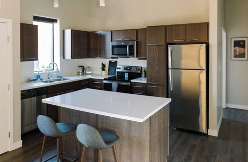 Downtown Des Moines Apartment | Modern 2 Bed Apt Downtown with Gym & Rooftop