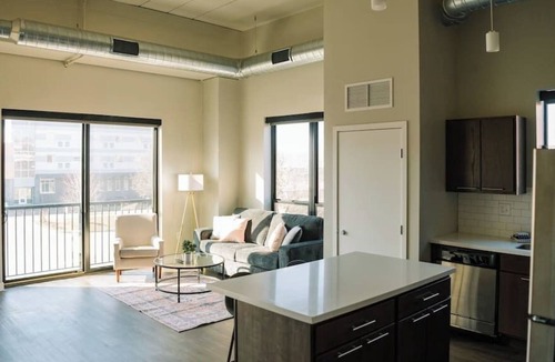 Downtown Des Moines Apartment | Modern 2 Bed Apt Downtown with Gym & Rooftop
