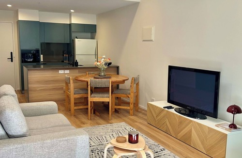 Bruce Apartment | Modern 2 Bed, courtyard apartment near city