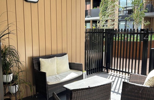 Bruce Apartment | Modern 2 Bed, courtyard apartment near city