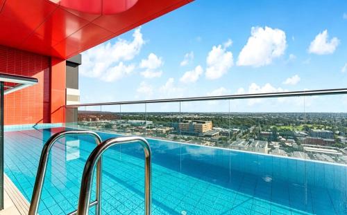 Adelaide Central Business District Apartment | Modern 2B2B City Apartment-Free Parking-Pool-Gym