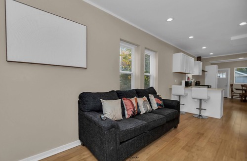 North Chicago House | Modern 3BR Apartment Near Navy Base And Six Flags.