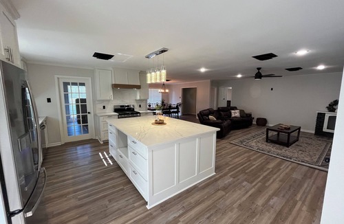 Monroe House | Modern 4/2.5 with 5 beds, close to stores/interstates, perfect for work crews
