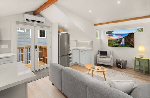 Ballard Apartment | Modern Ballard Flat with Private Entry & Fire Pit