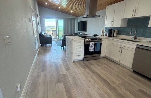 Spring Hill House | Modern Beach house 2 minutes walking distance to Pine Island