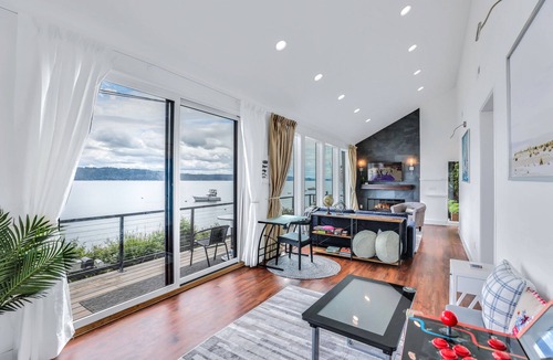 Camano Island House | Modern beachfront getaway w/hot tub and rooftop deck