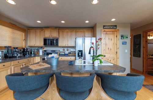 Mossyrock House | Modern Chalet with Lake Views in Marina Area
