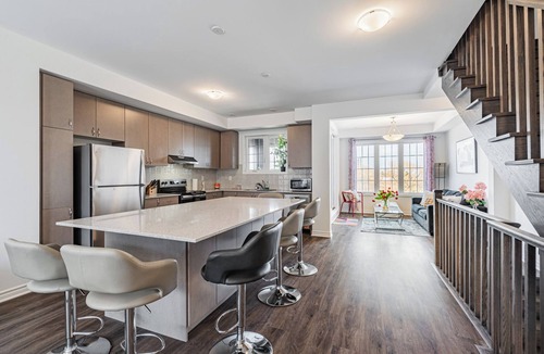 Brampton House | Modern Comfort Escape-Steps from Go Station