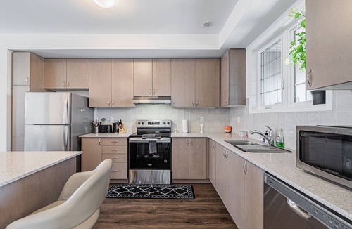 Brampton House | Modern Comfort Escape-Steps from Go Station
