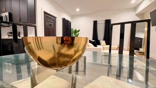Houston Apartment | Modern Gold Oasis Spacious 3BR Close to Downtown