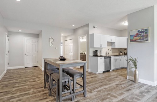 Springfield Apartment | Modern homey Suite, close to all attractions in downtown Springfield. .