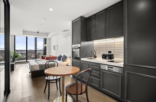 Collingwood North Apartment | Modern, Industrial Hideaway