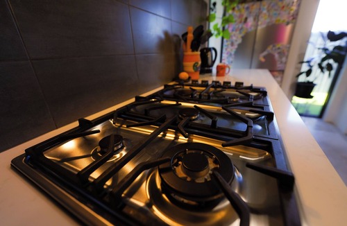 Beechboro House | Modern King Suite Private Ensuite, Double Shower, 75″ TV & Free Parking